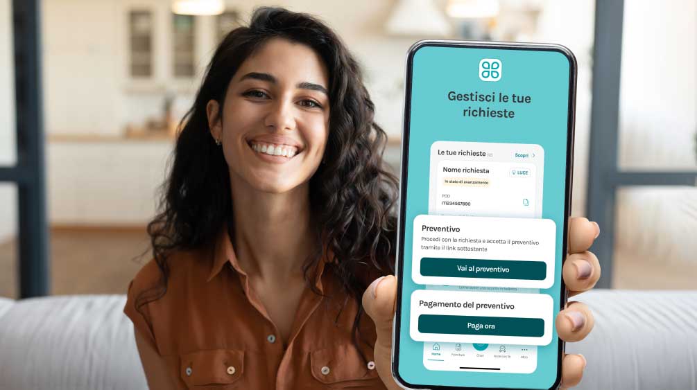 Mano che utilizza l'app MyAcea Energia sullo smartphone