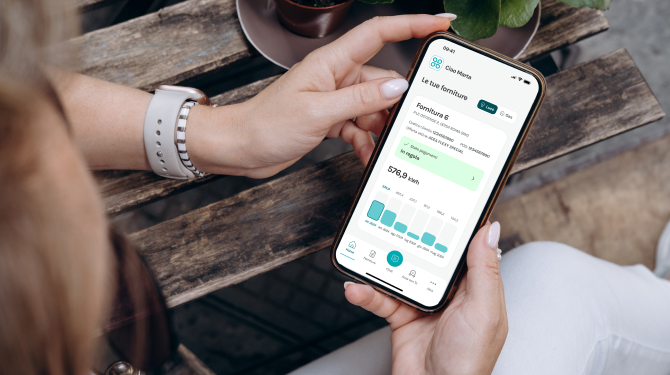 Impronte che vanno verso un telefono
