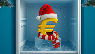 Euro in abiti natalizi in un frigorifero