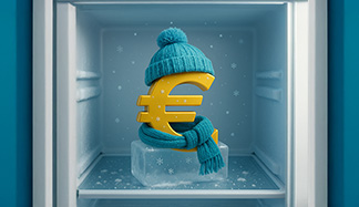 Euro in abiti natalizi in un frigorifero