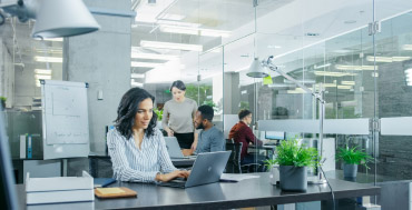 Donna che lavora a computer in ufficio