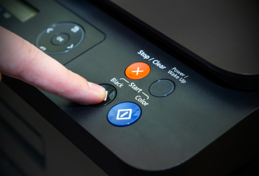 mano che spegne un pc portatile