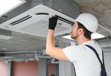 tecnico che effettua la manutenzione di un impianto