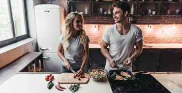 Giovane coppia che cucina