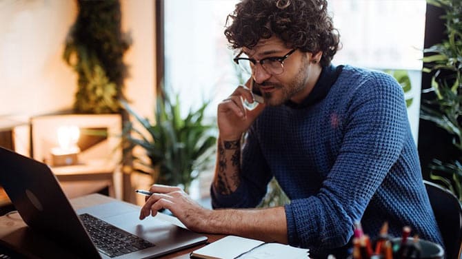 Ragazzo che riceve assistenza tramite un telefono